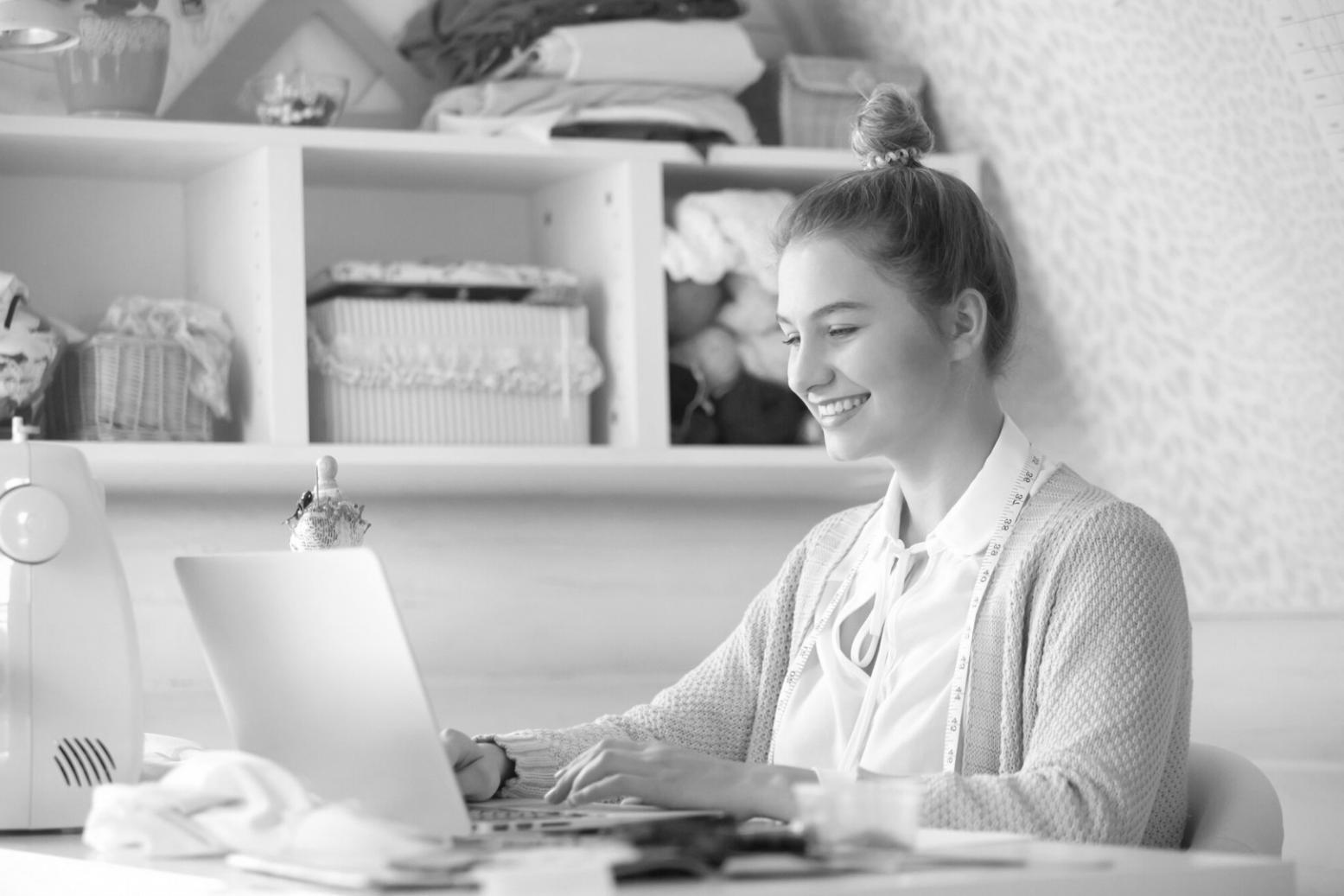 Personne travaillant sur son plan financier avec des documents et calculatrice